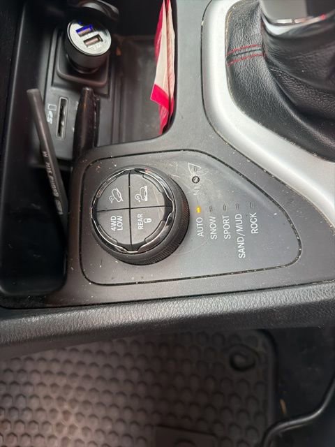 Used 2016 Jeep Cherokee Trailhawk w/ Cold Weather Group image 14