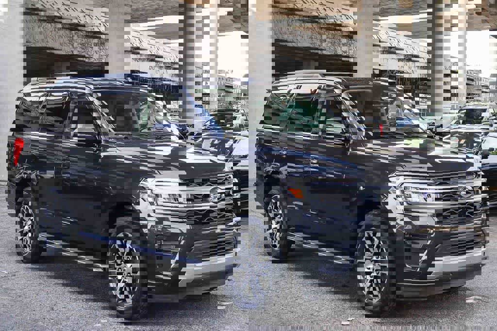 Used 2022 Ford Expedition XLT image 3