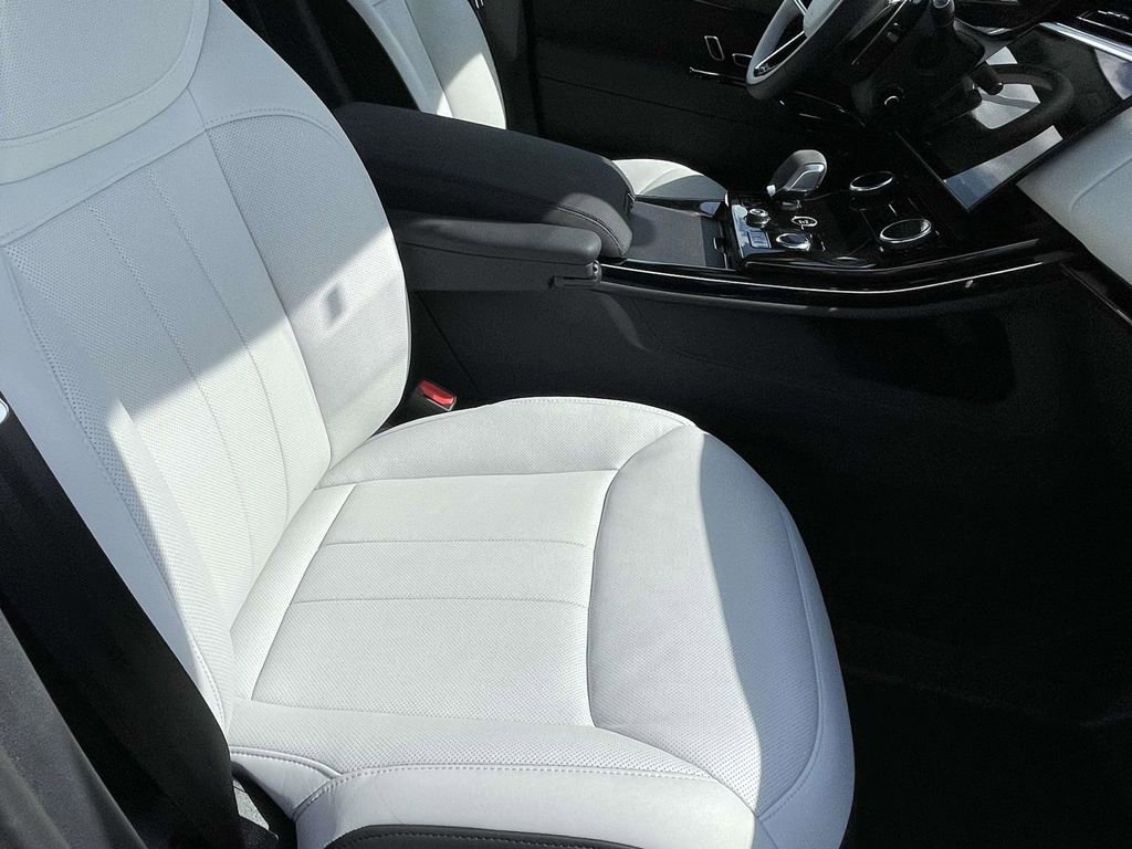 Used 2023 Land Rover Range Rover Sport SE Dynamic image 16