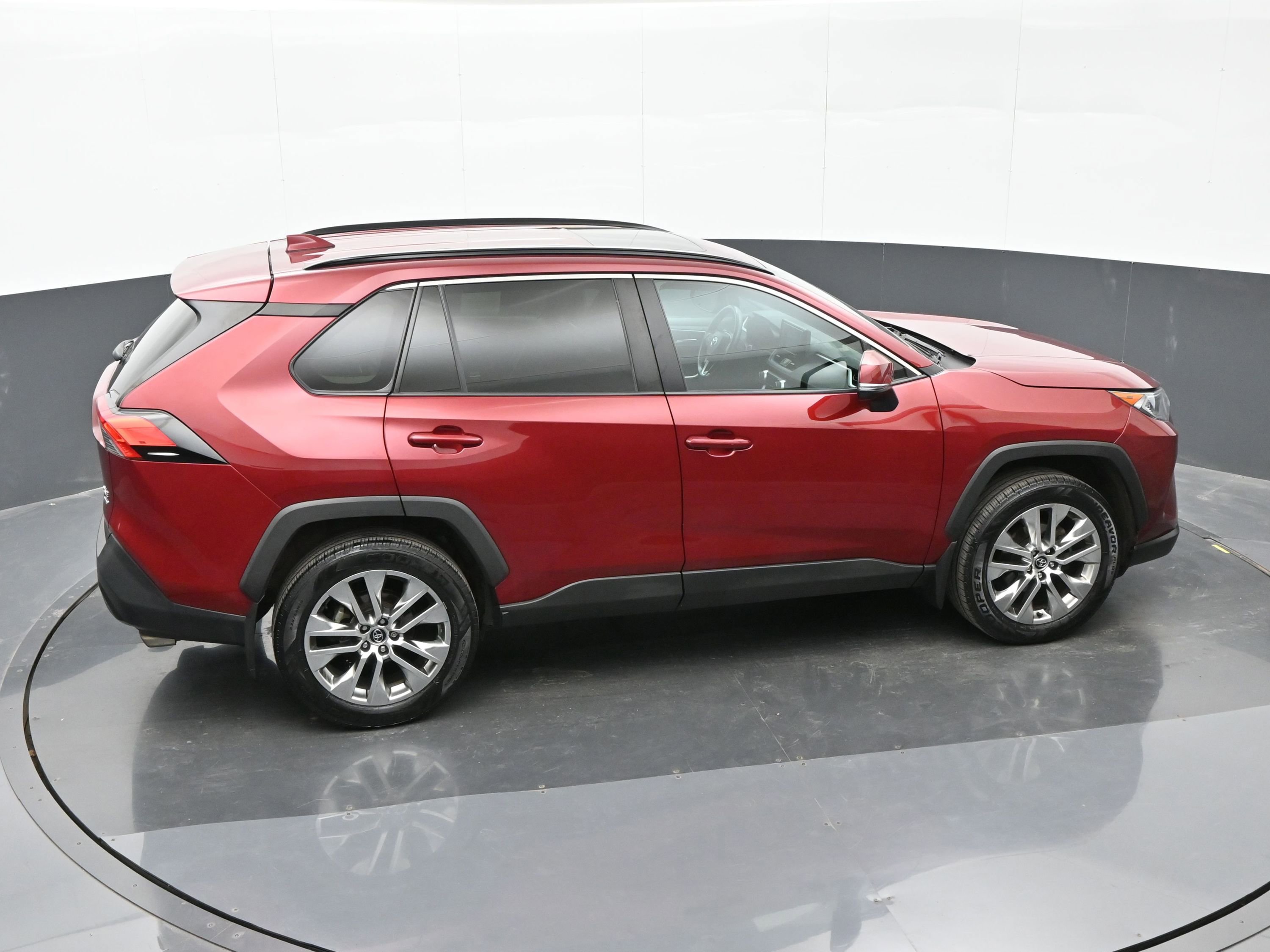 Used 2021 Toyota RAV4 XLE Premium image 32