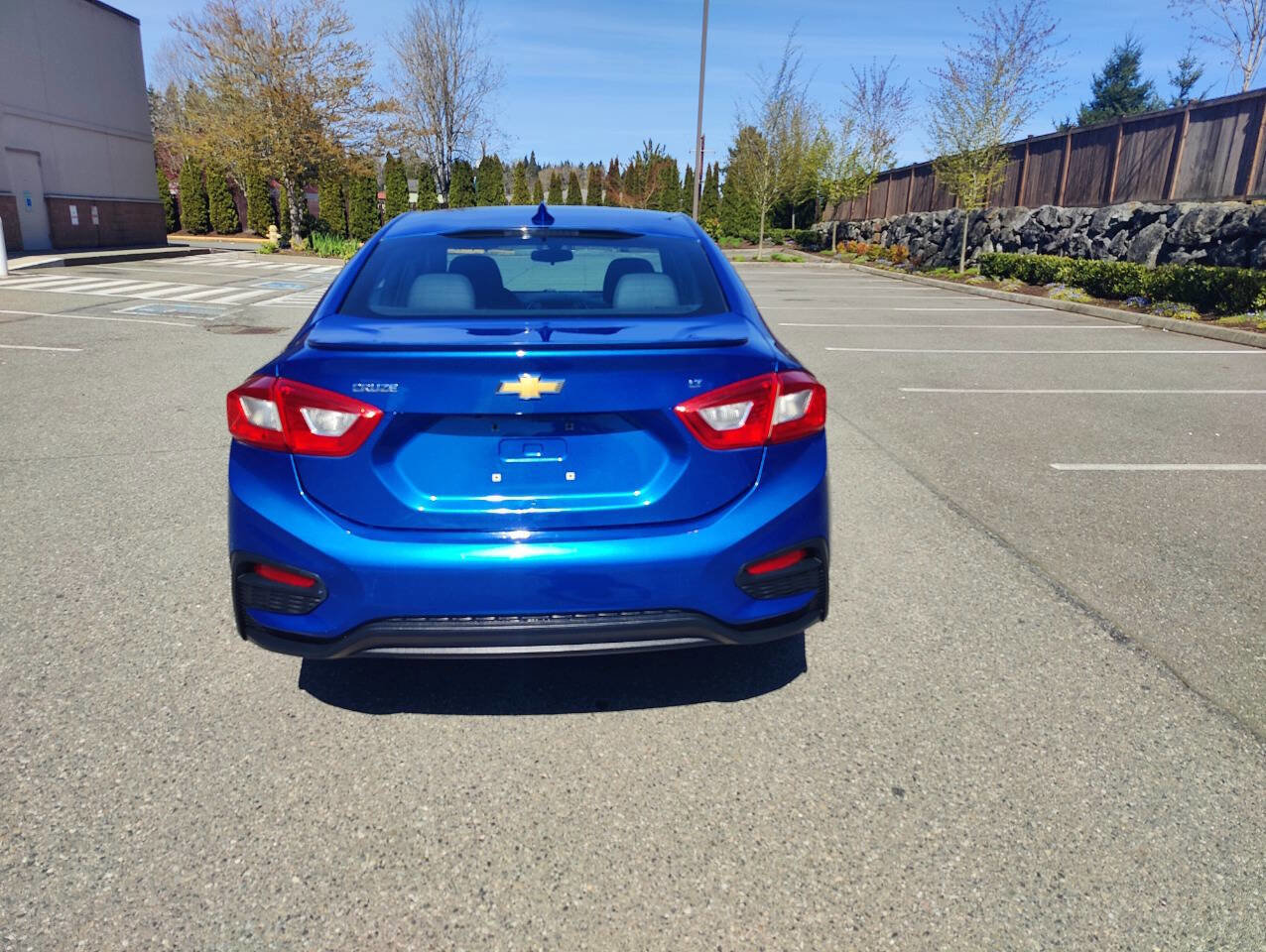 Used 2017 Chevrolet Cruze LT w/ Convenience Package FWD image 4