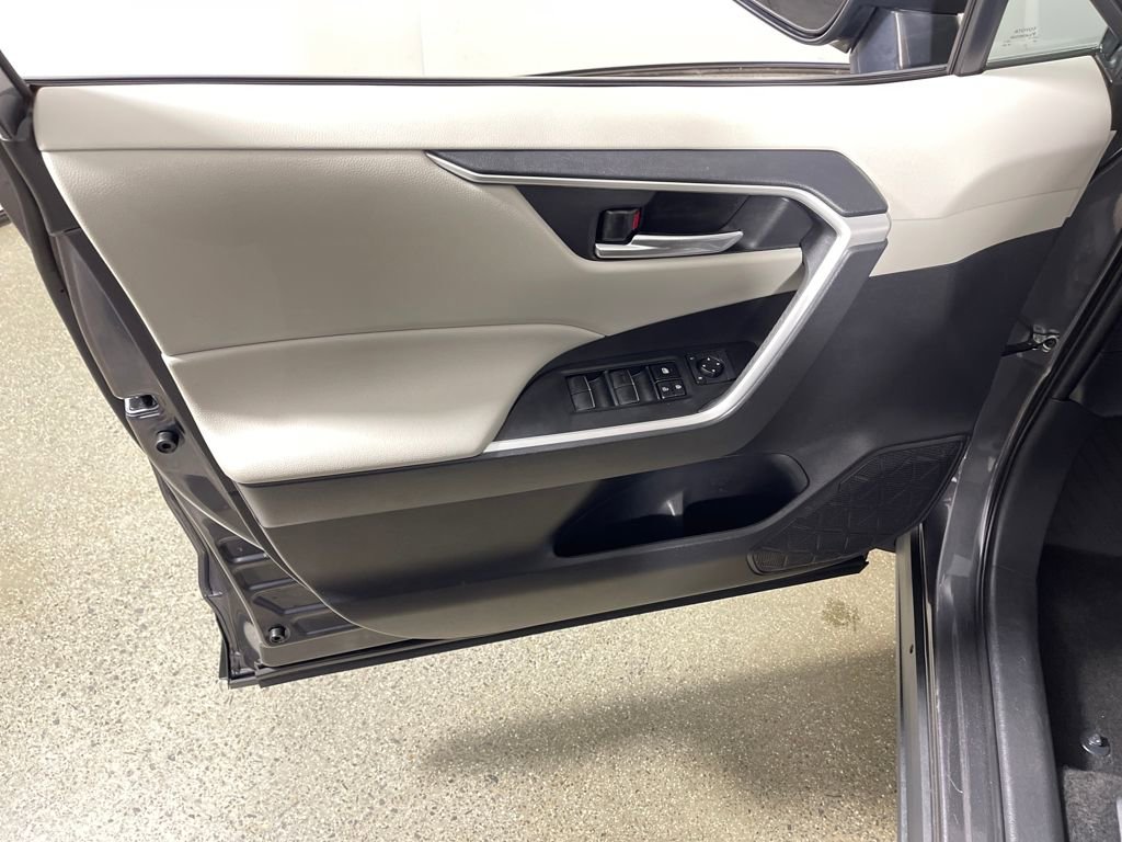 Used 2021 Toyota RAV4 XLE Premium image 17
