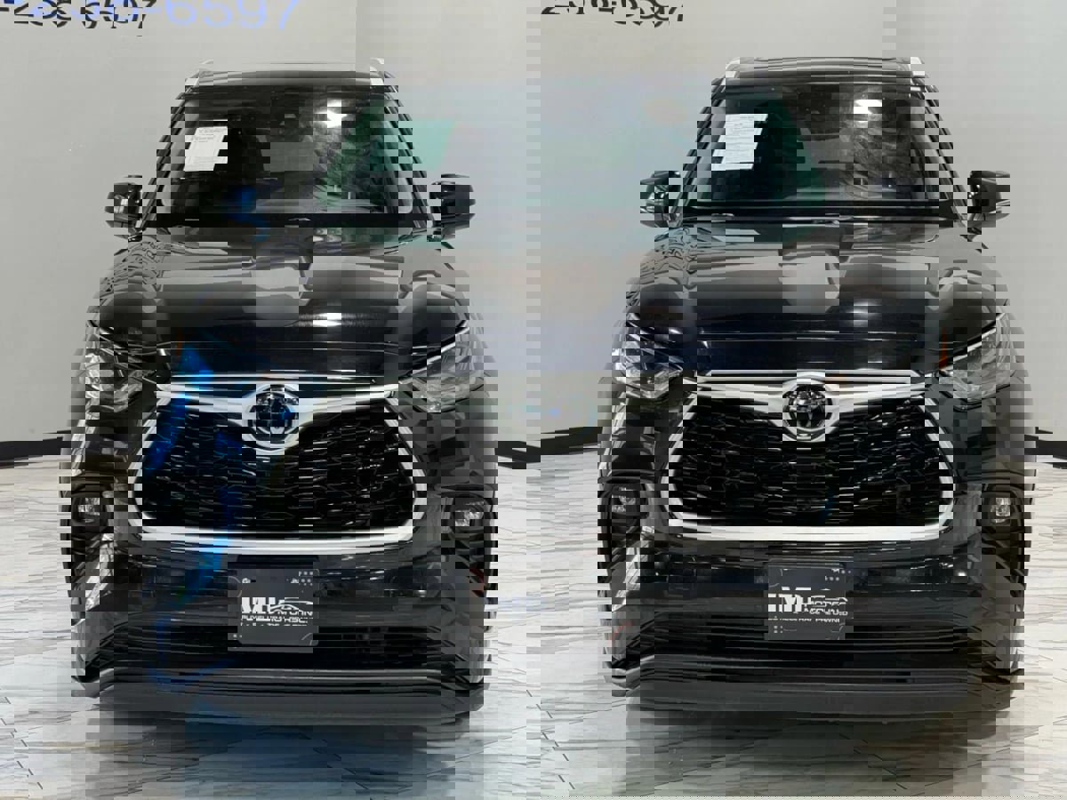 Used 2023 Toyota Highlander XLE image 3