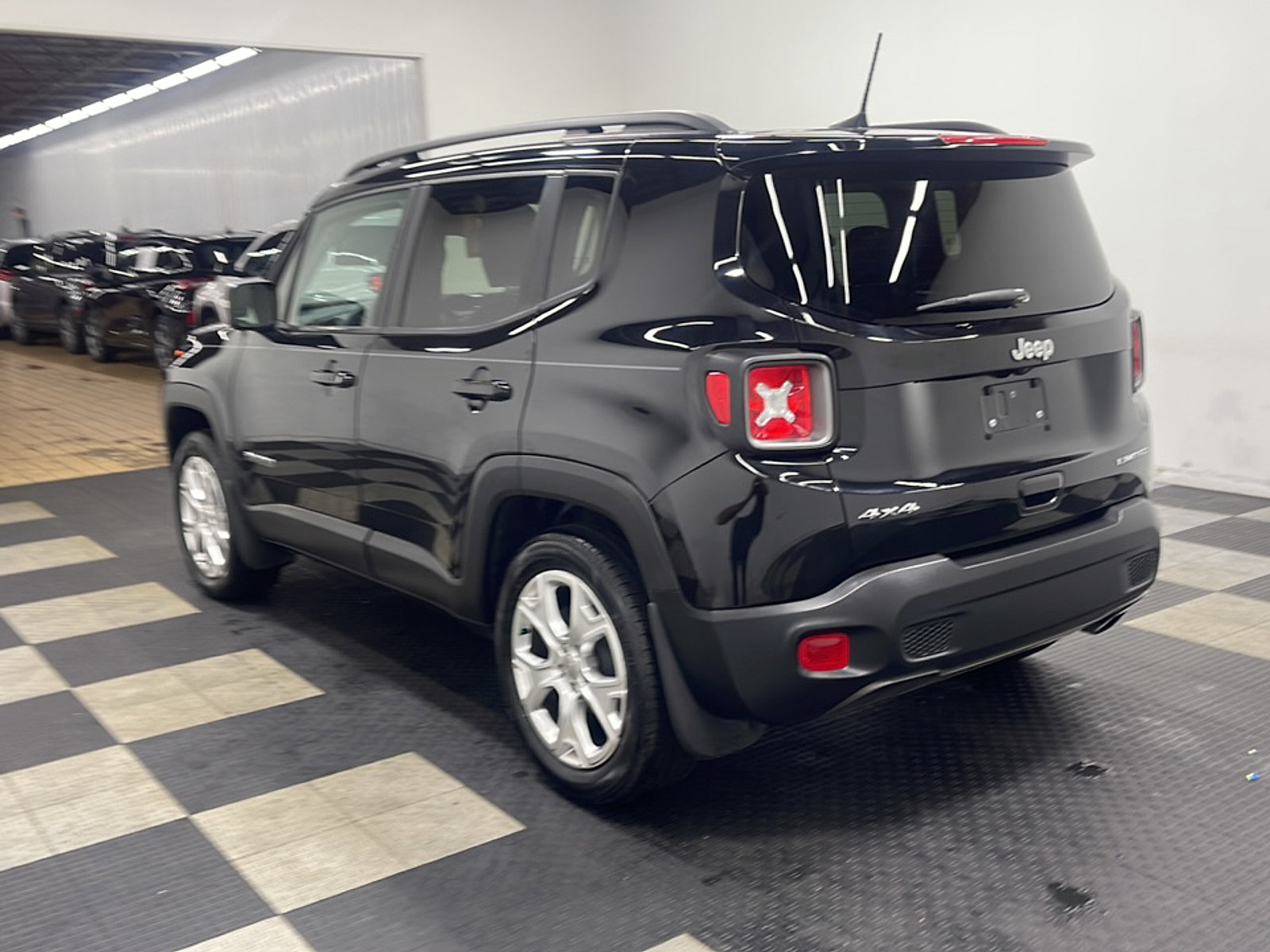Used 2019 Jeep Renegade Limited w/ UConnect 8.4 Nav Group AWD/4WD image 15