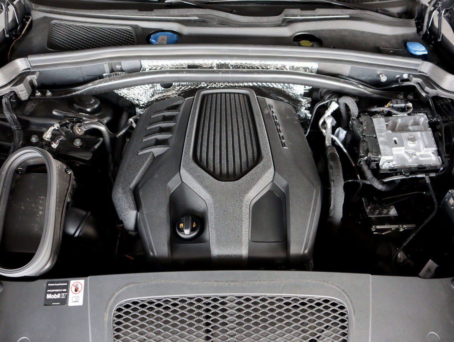 Certified 2026 Porsche Macan AWD/4WD image 25