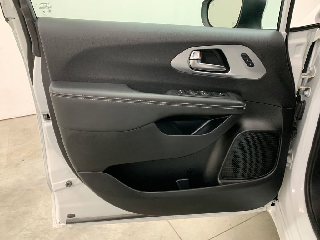Used 2023 Chrysler Pacifica Touring-L FWD image 17