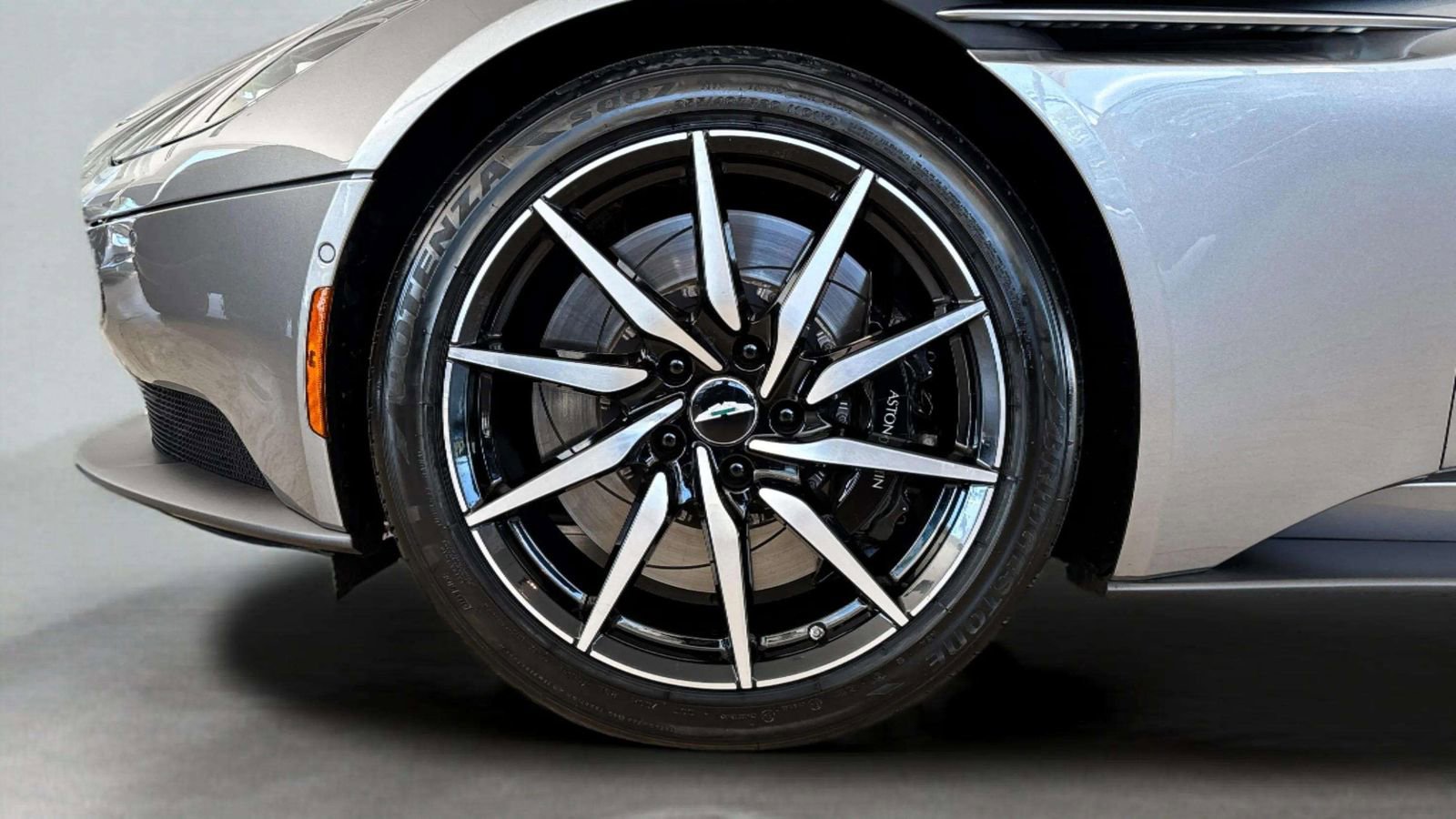 Used 2022 Aston Martin DB11 Coupe image 8