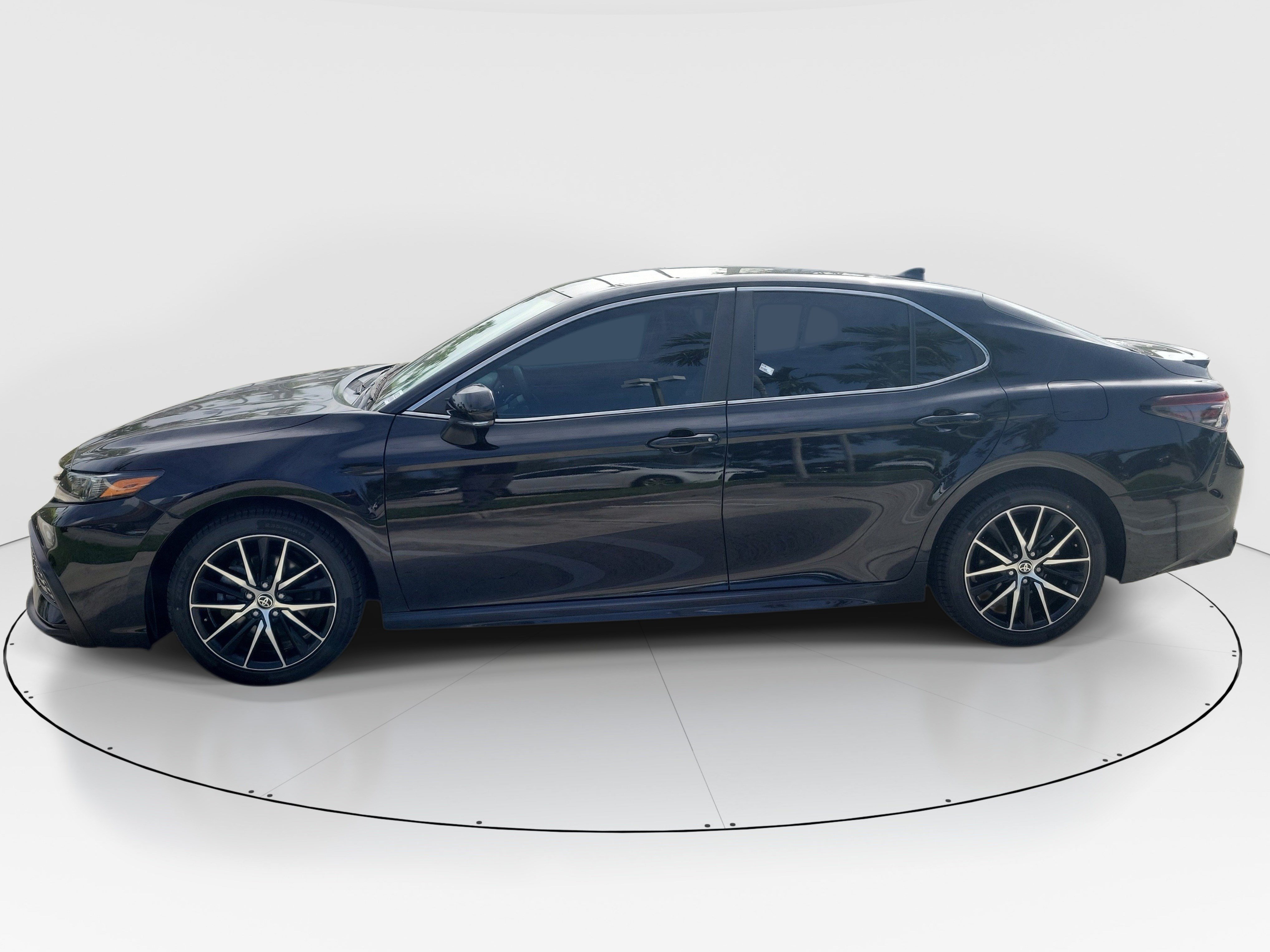 Used 2022 Toyota Camry SE FWD image 4