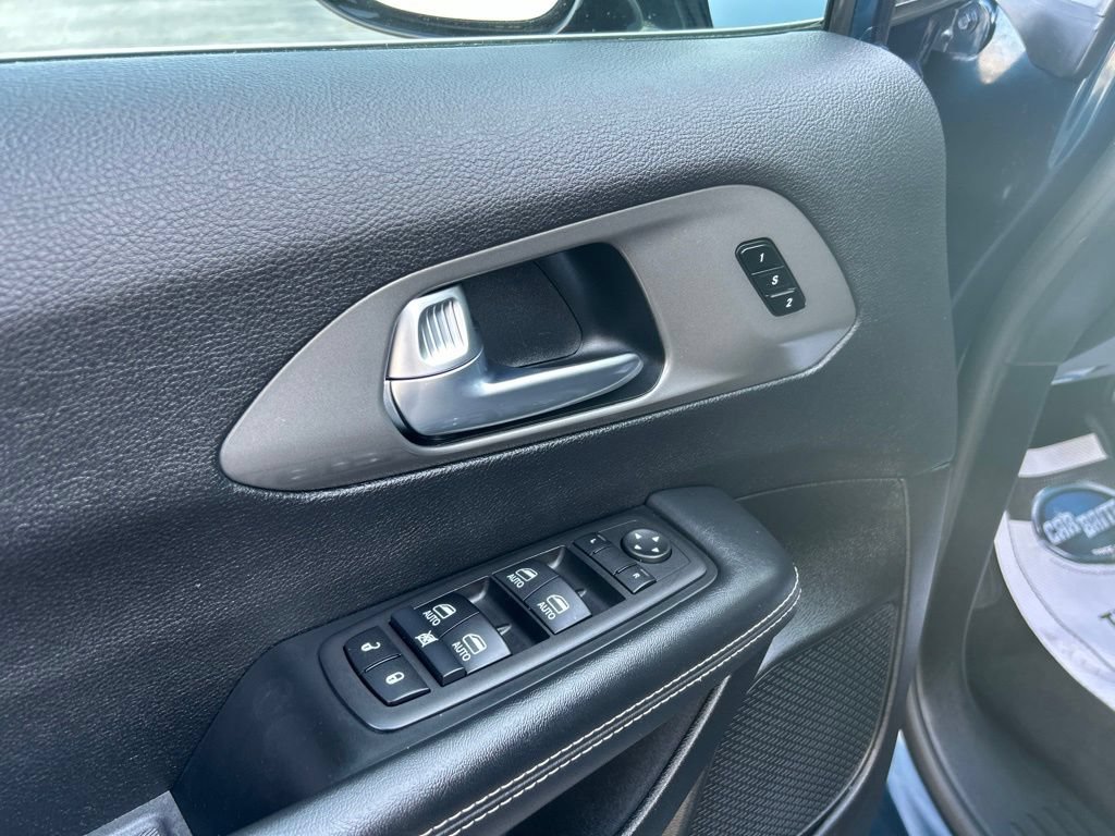 Used 2025 Chrysler Pacifica Select FWD image 32