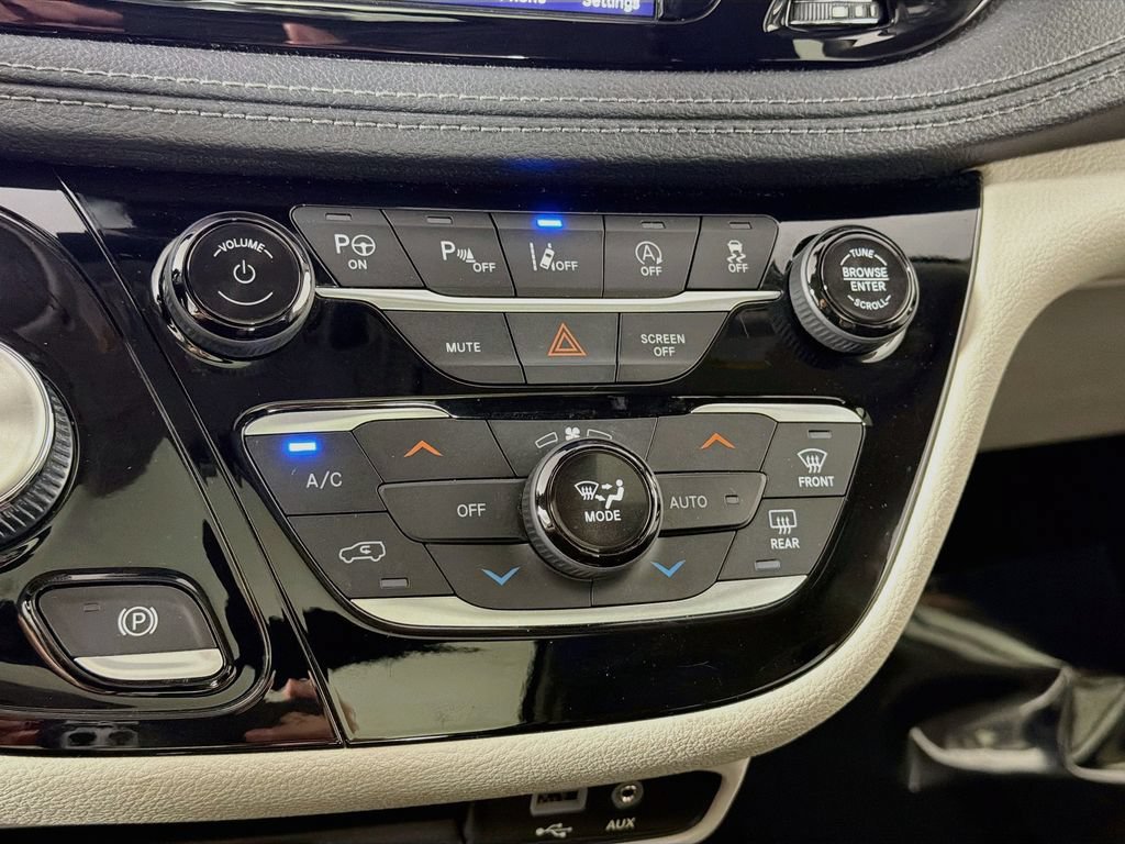 Used 2020 Chrysler Pacifica Limited w/ Advanced Safetytec Group FWD image 16