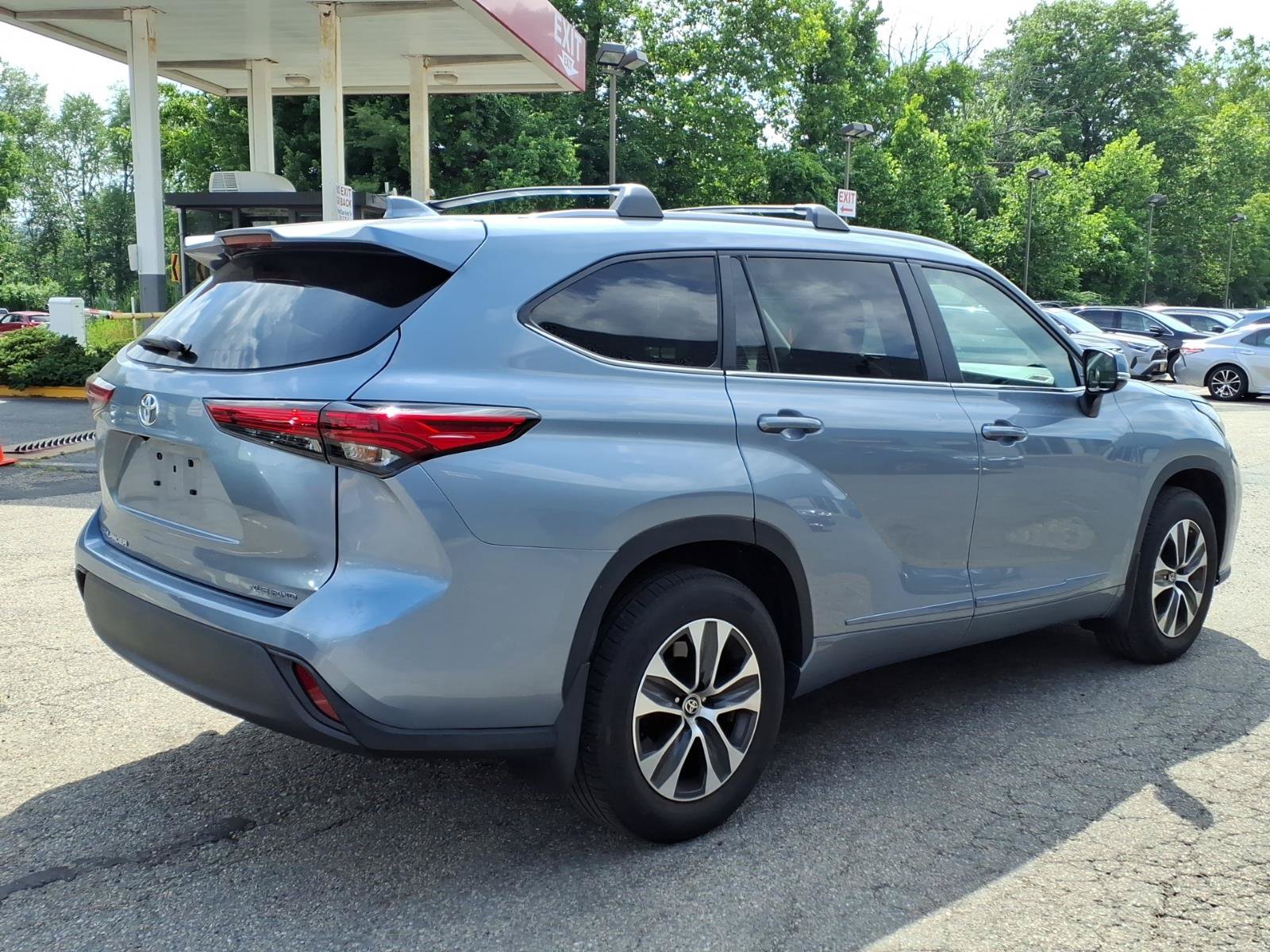 Used 2023 Toyota Highlander XLE AWD/4WD image 6