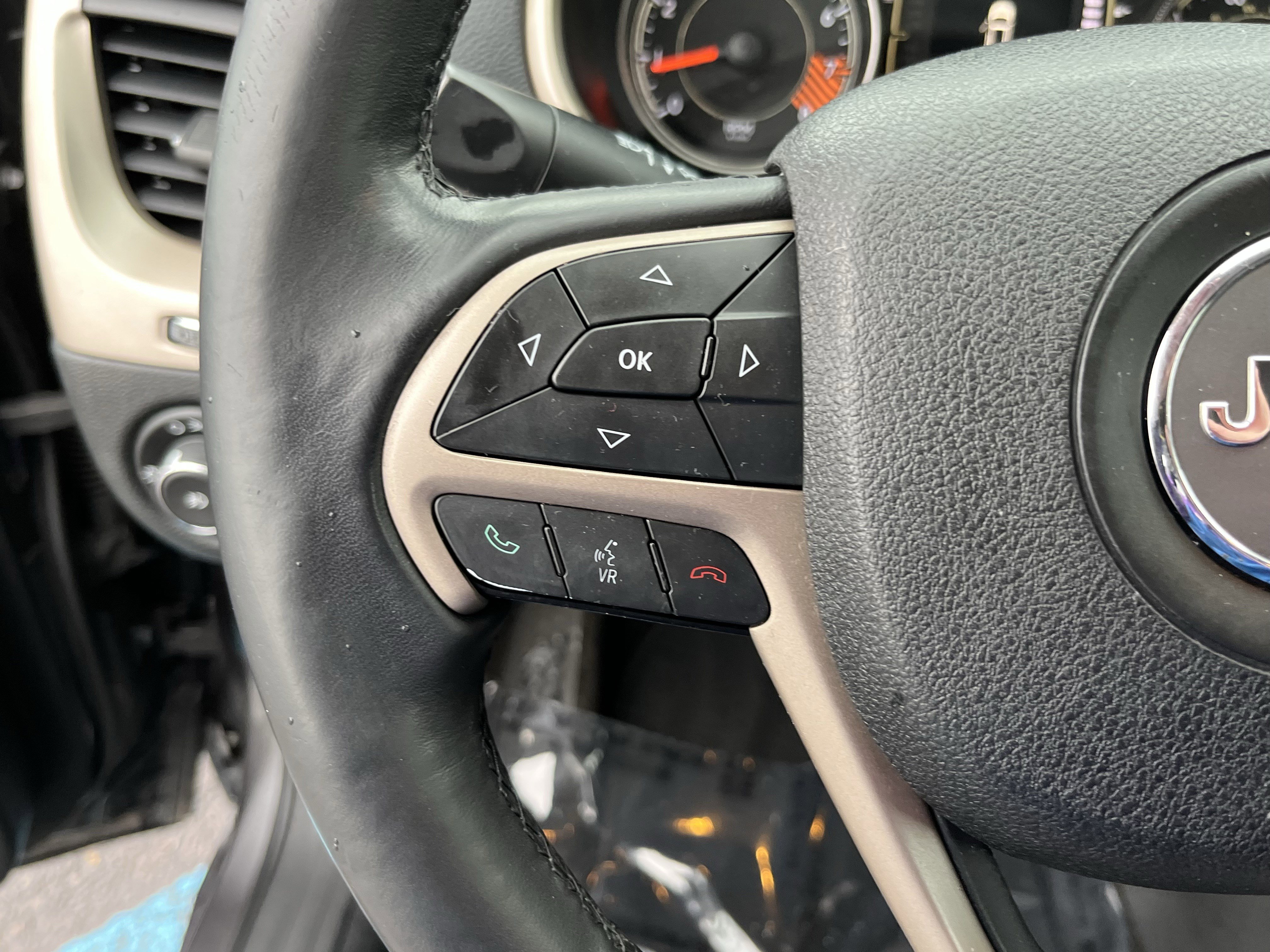 Used 2015 Jeep Cherokee Latitude w/ Comfort/Convenience Group image 18