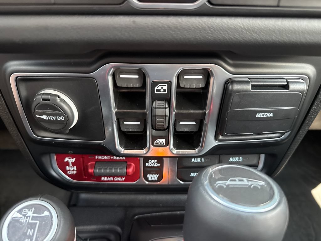 Used 2024 Jeep Gladiator Rubicon w/ Technology Group AWD/4WD image 23