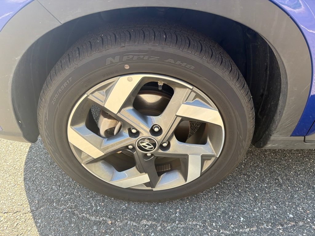 Used 2025 Hyundai Venue SEL FWD image 12