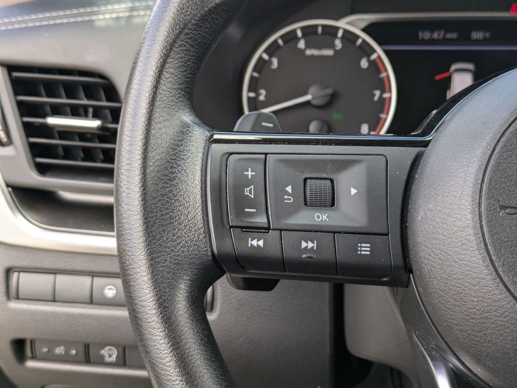 Used 2023 Nissan Rogue SV image 19