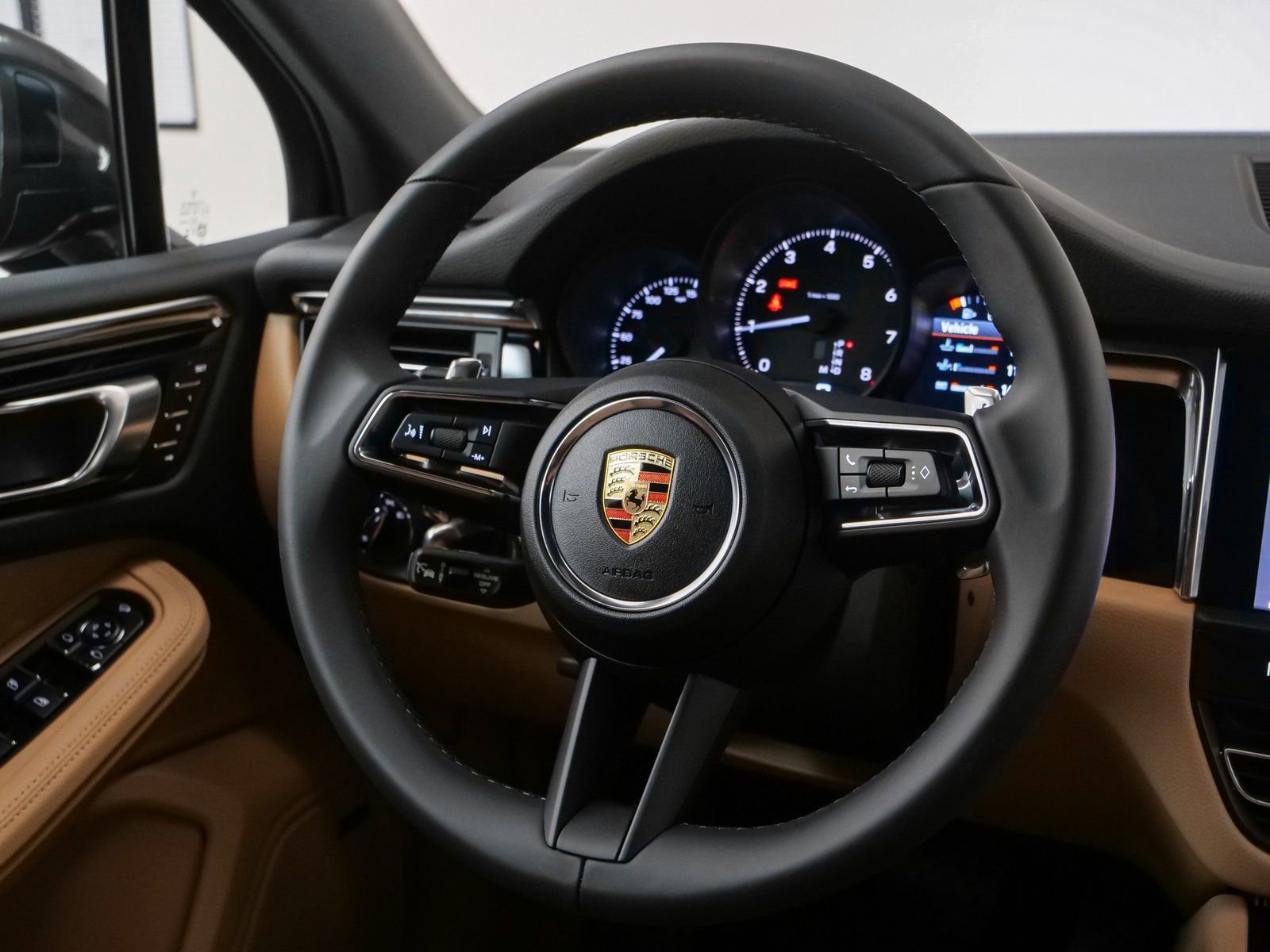 Certified 2025 Porsche Macan image 27
