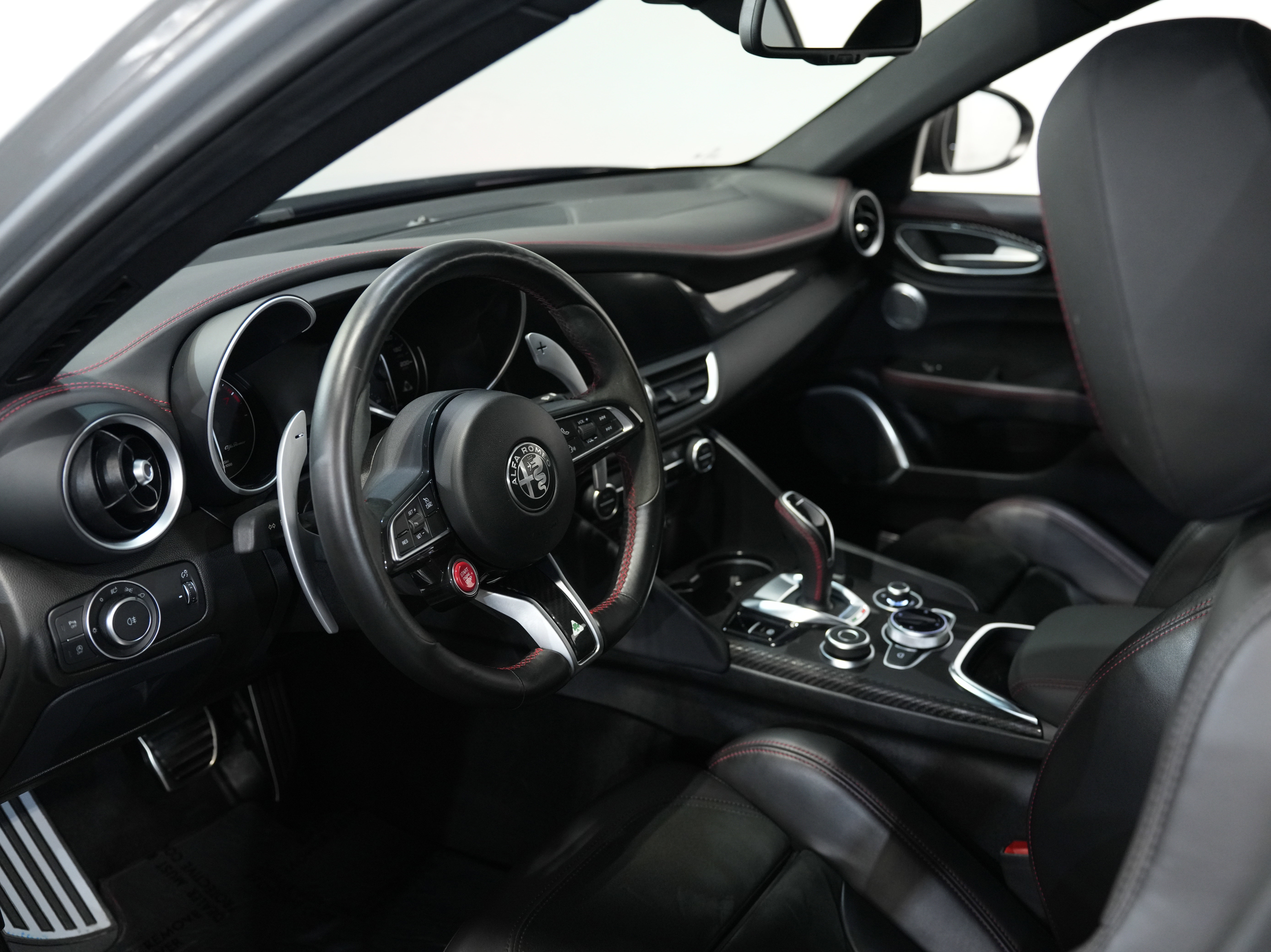 Used 2020 Alfa Romeo Giulia Quadrifoglio w/ Nero Edizione image 34