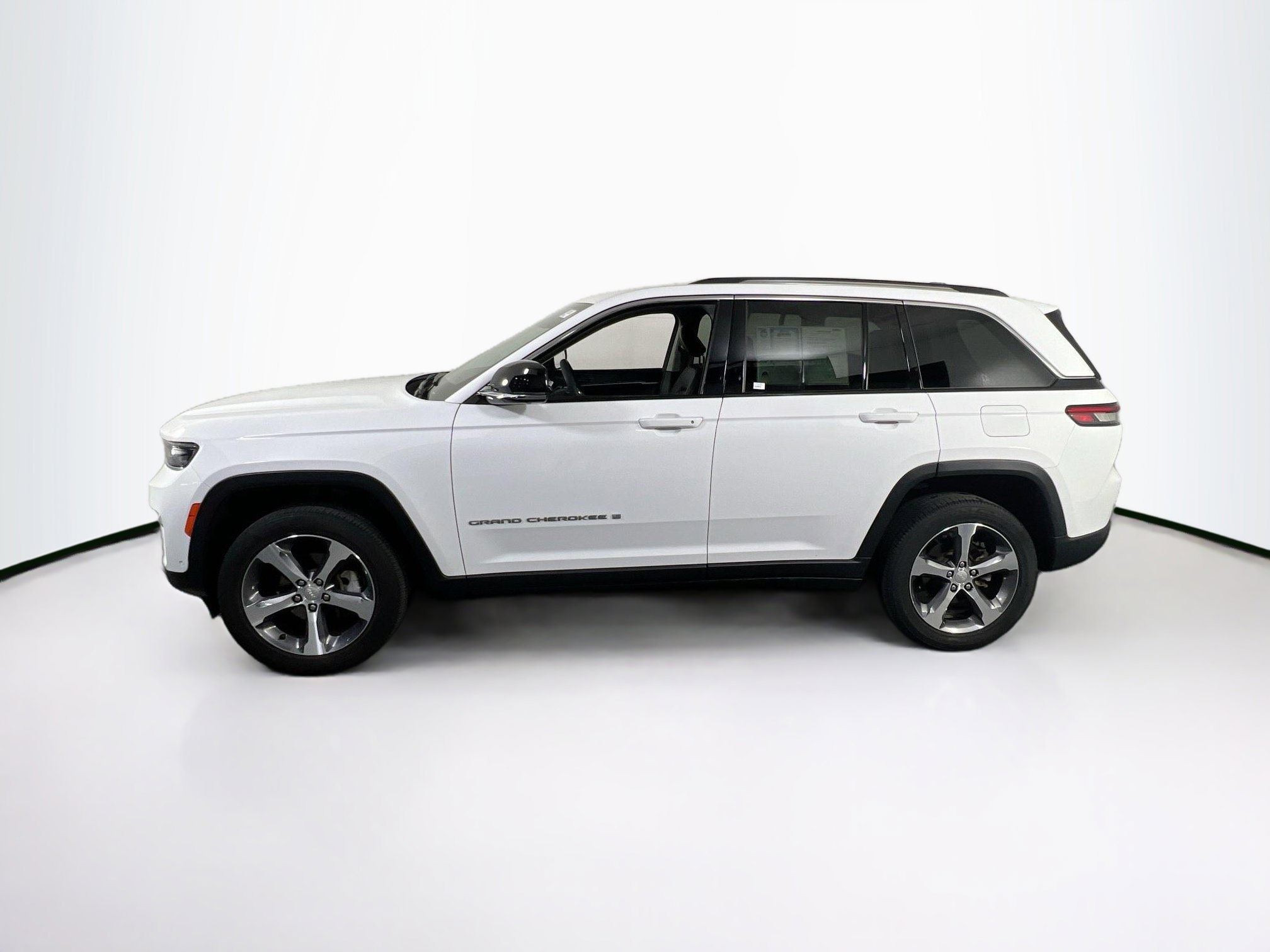 Used 2023 Jeep Grand Cherokee Limited w/ Luxury Tech Group II AWD/4WD image 8