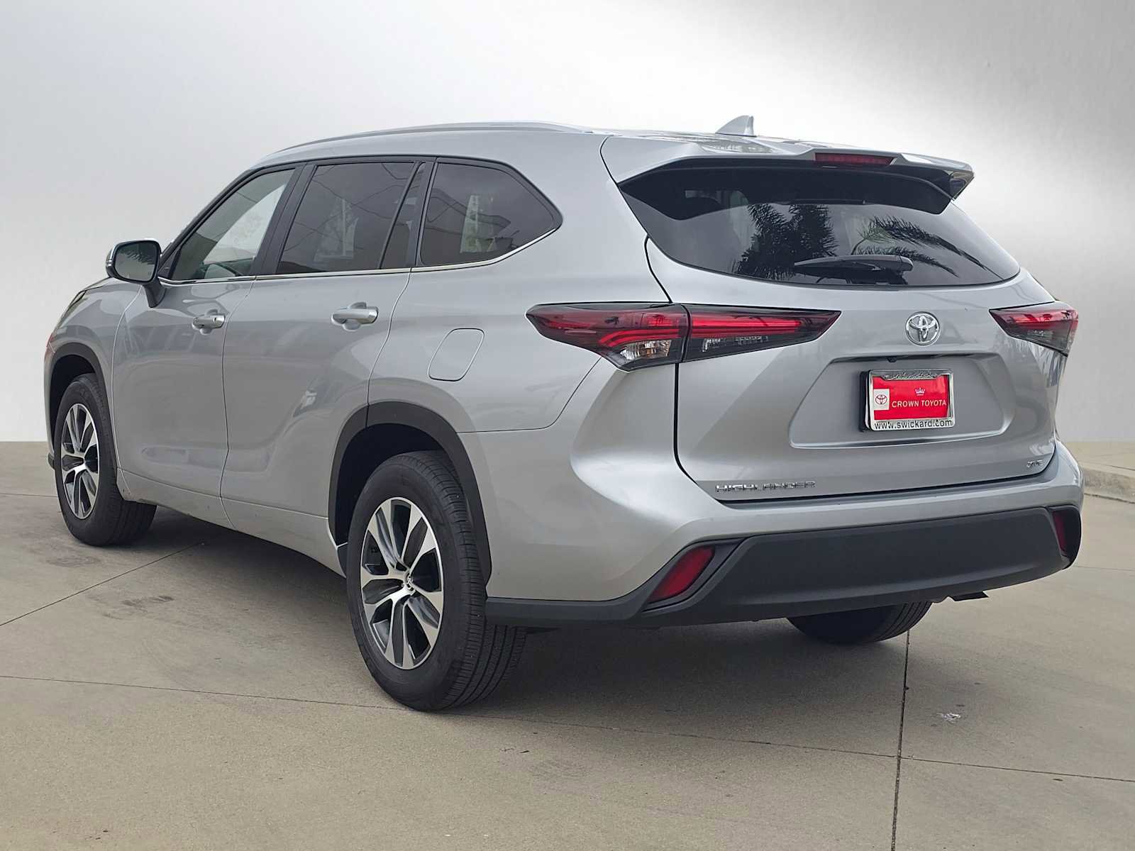 Certified 2025 Toyota Highlander XLE FWD image 5