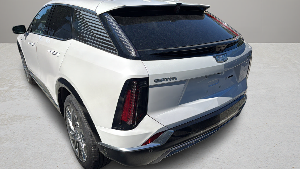 Certified 2025 Cadillac Optiq Luxury 2 w/ LPO, Floor Liner Package AWD/4WD image 12