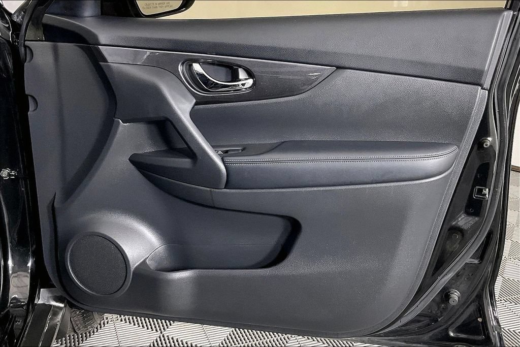 Used 2020 Nissan Rogue SV FWD image 23