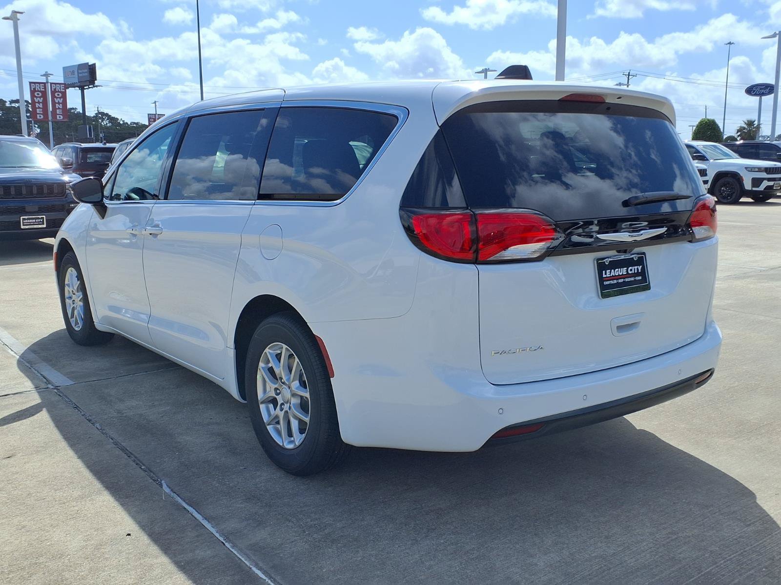 New 2027 Chrysler Pacifica LX FWD image 2
