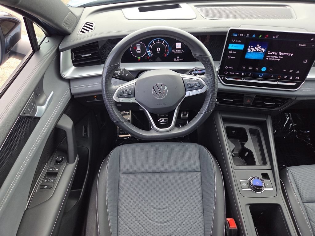 Used 2025 Volkswagen Tiguan SE R-Line AWD/4WD image 4