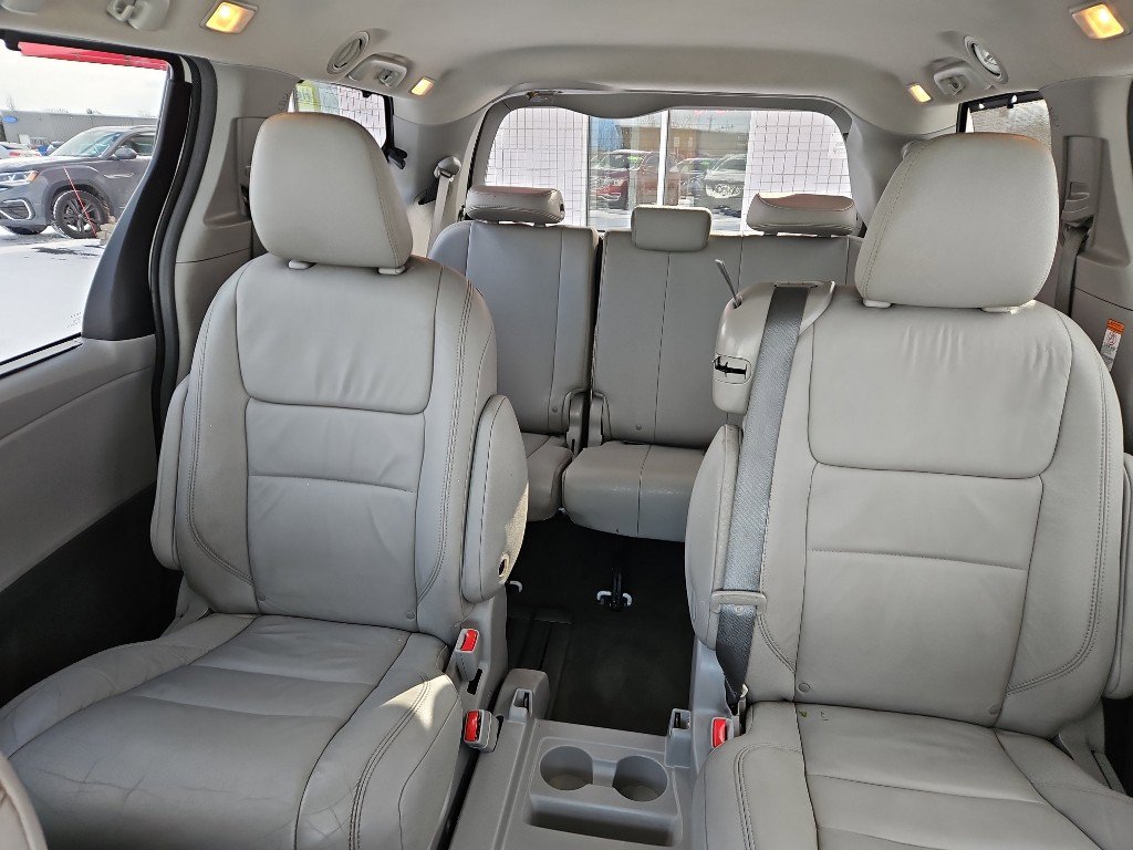 Used 2016 Toyota Sienna XLE image 16