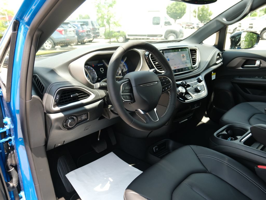 New 2027 Chrysler Pacifica Select w/ Family Tech Group FWD image 4