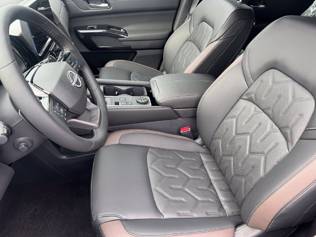 New 2026 Nissan Pathfinder Platinum AWD/4WD image 10