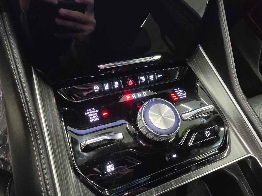 Used 2023 Jeep Wagoneer L Series III w/ Preferred Equipment Group image 29