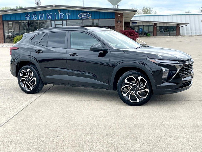 Used 2025 Chevrolet Trax RS w/ Sunroof Package FWD image 3