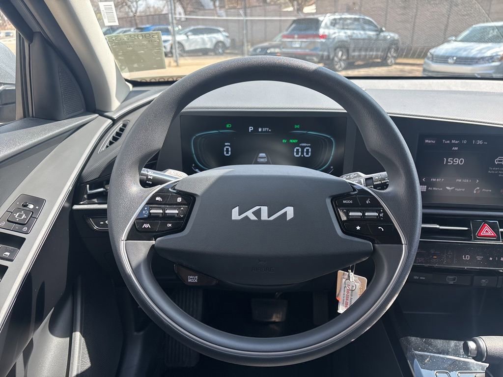 Used 2025 Kia Niro LX image 16