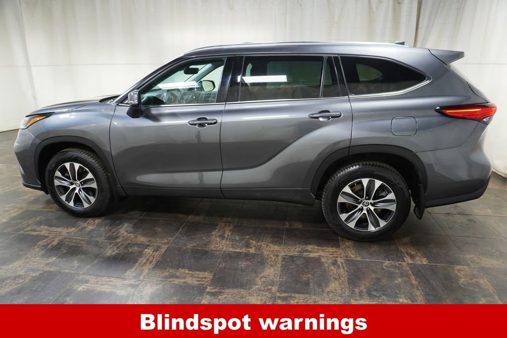 Used 2021 Toyota Highlander XLE AWD/4WD image 9