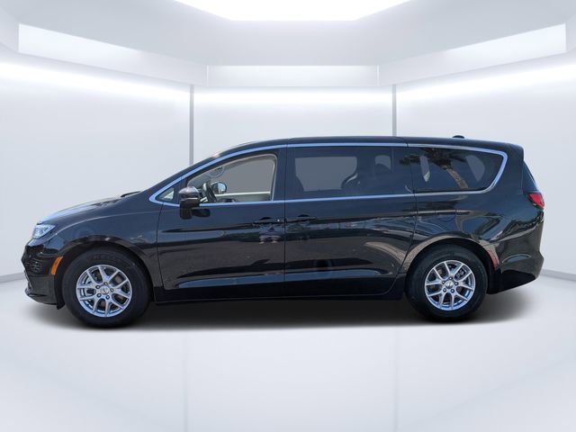 Used 2023 Chrysler Pacifica Touring-L FWD image 6