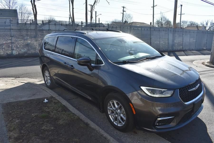 Used 2025 Chrysler Pacifica Select FWD image 4