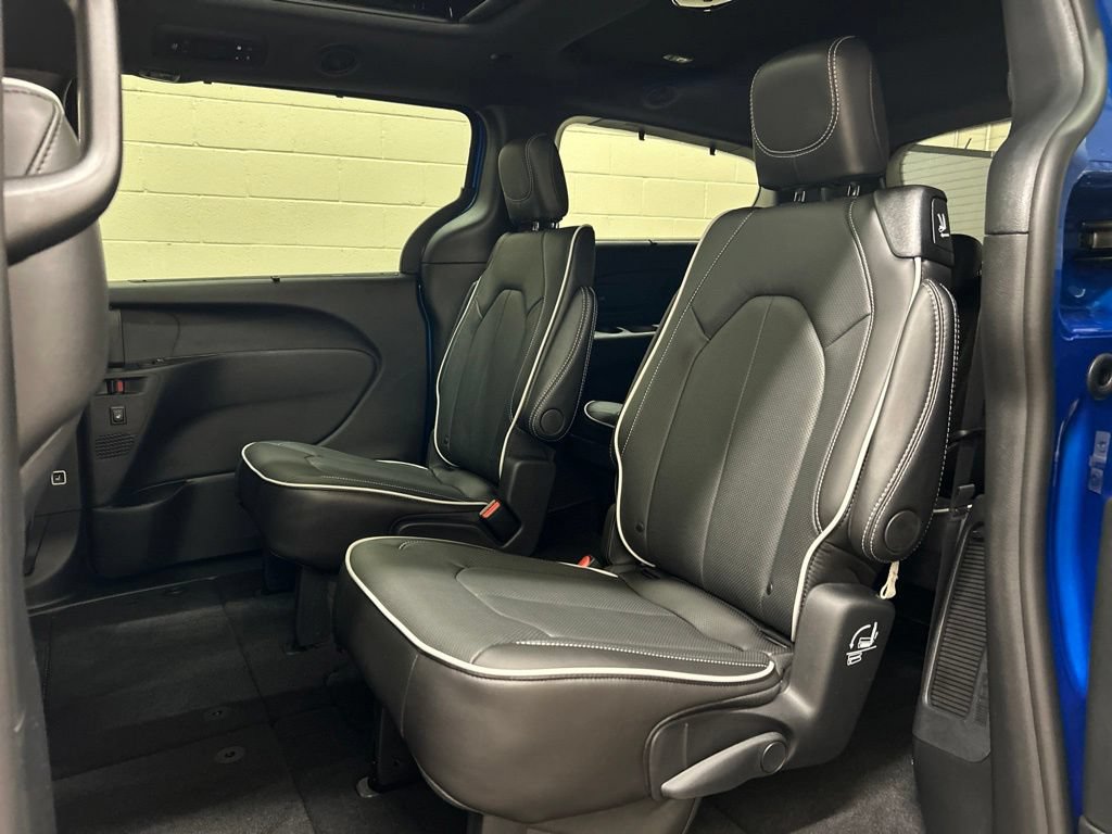 New 2027 Chrysler Pacifica Limited w/ S Appearance Package FWD image 8