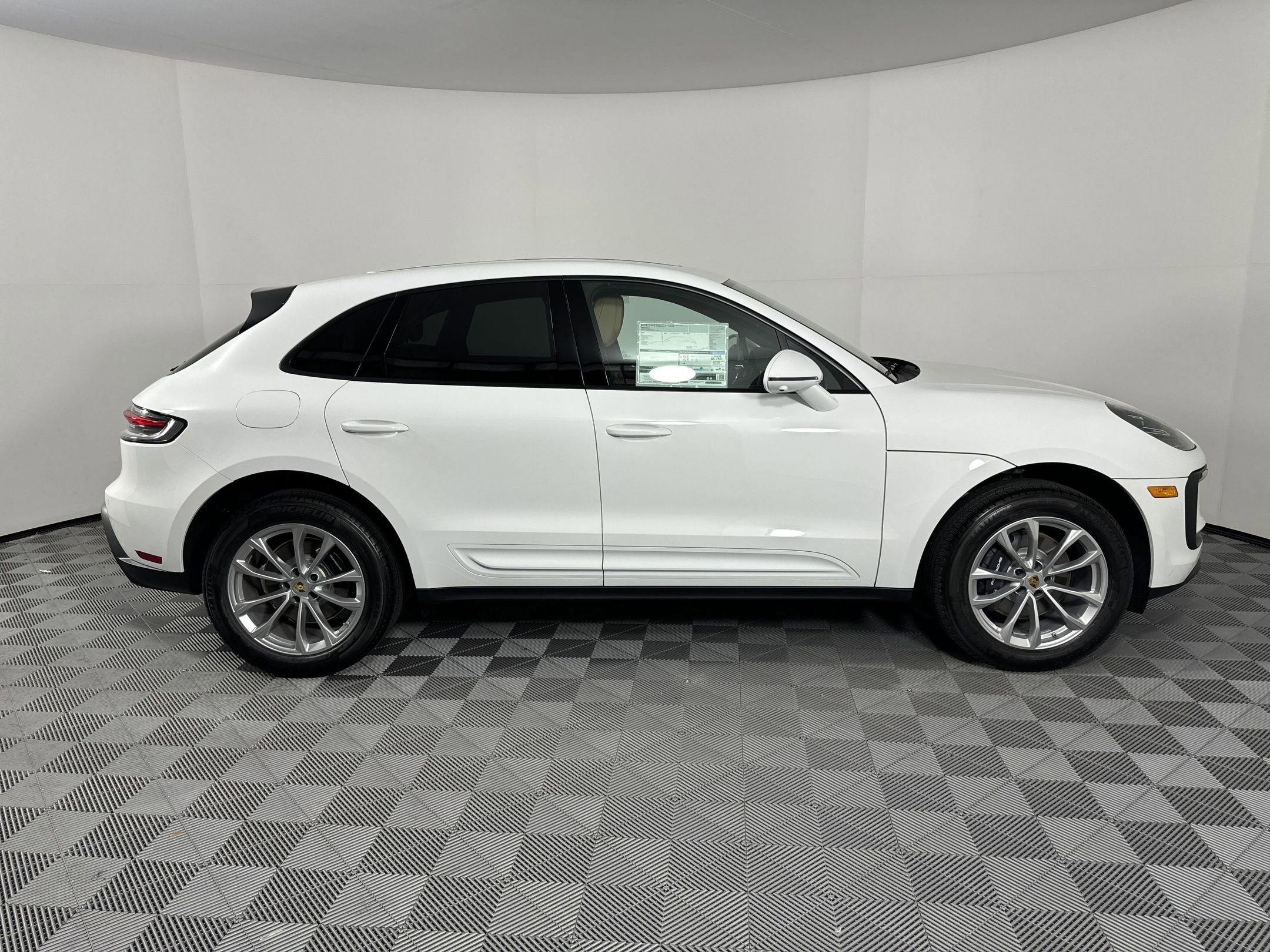 Certified 2025 Porsche Macan image 8