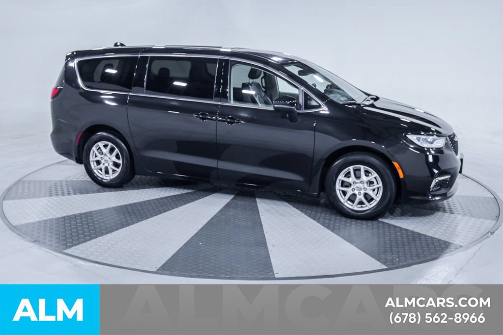 Used 2023 Chrysler Pacifica Touring-L FWD image 13
