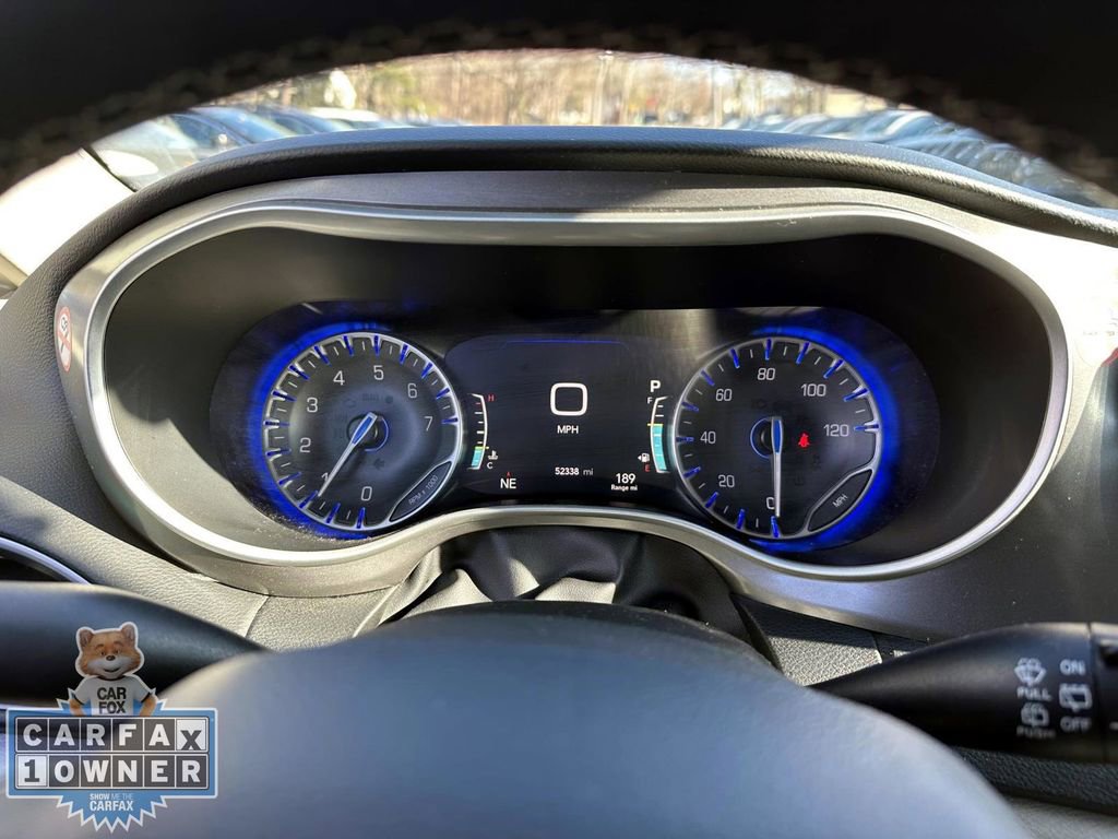 Used 2023 Chrysler Pacifica Touring-L image 29