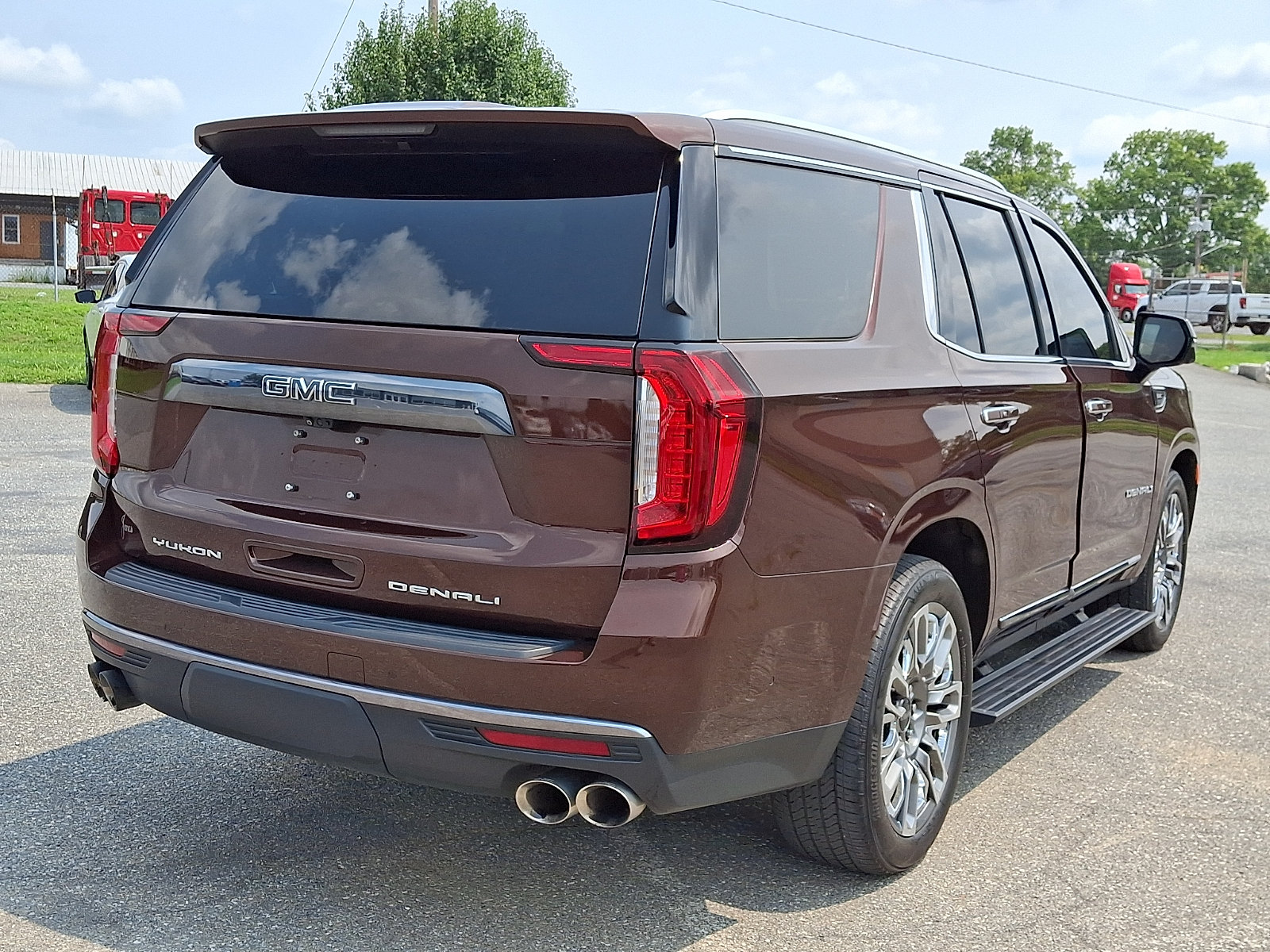 Used 2023 GMC Yukon Denali Ultimate AWD/4WD image 6