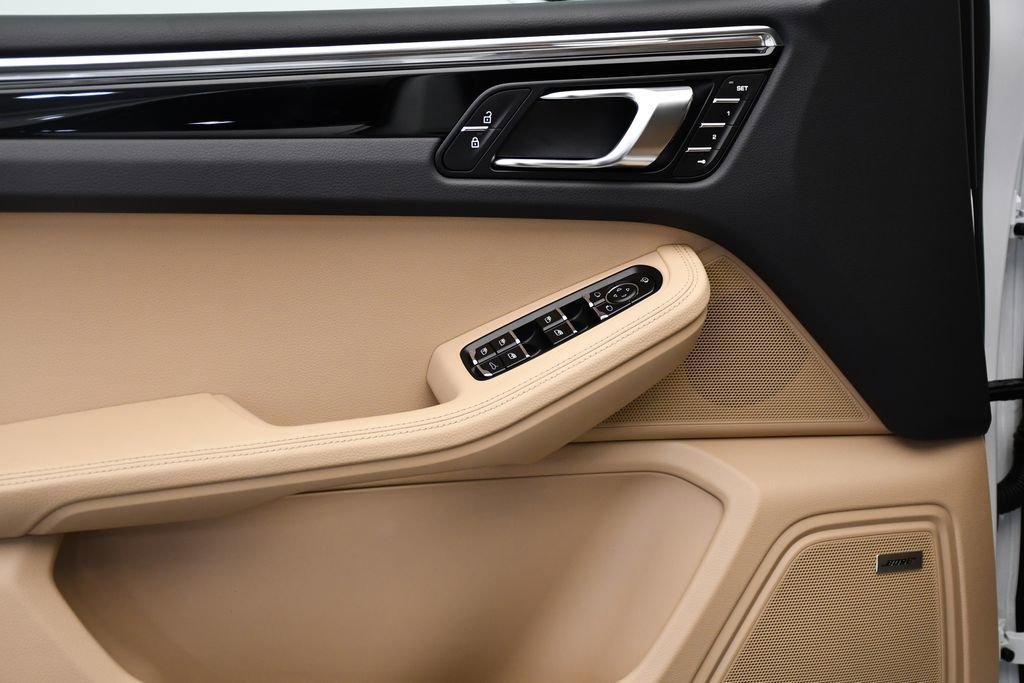 Certified 2025 Porsche Macan image 35