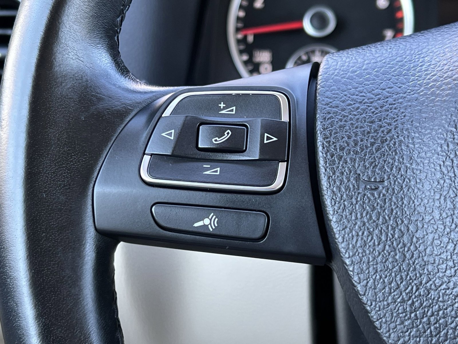 Used 2017 Volkswagen Tiguan S image 27