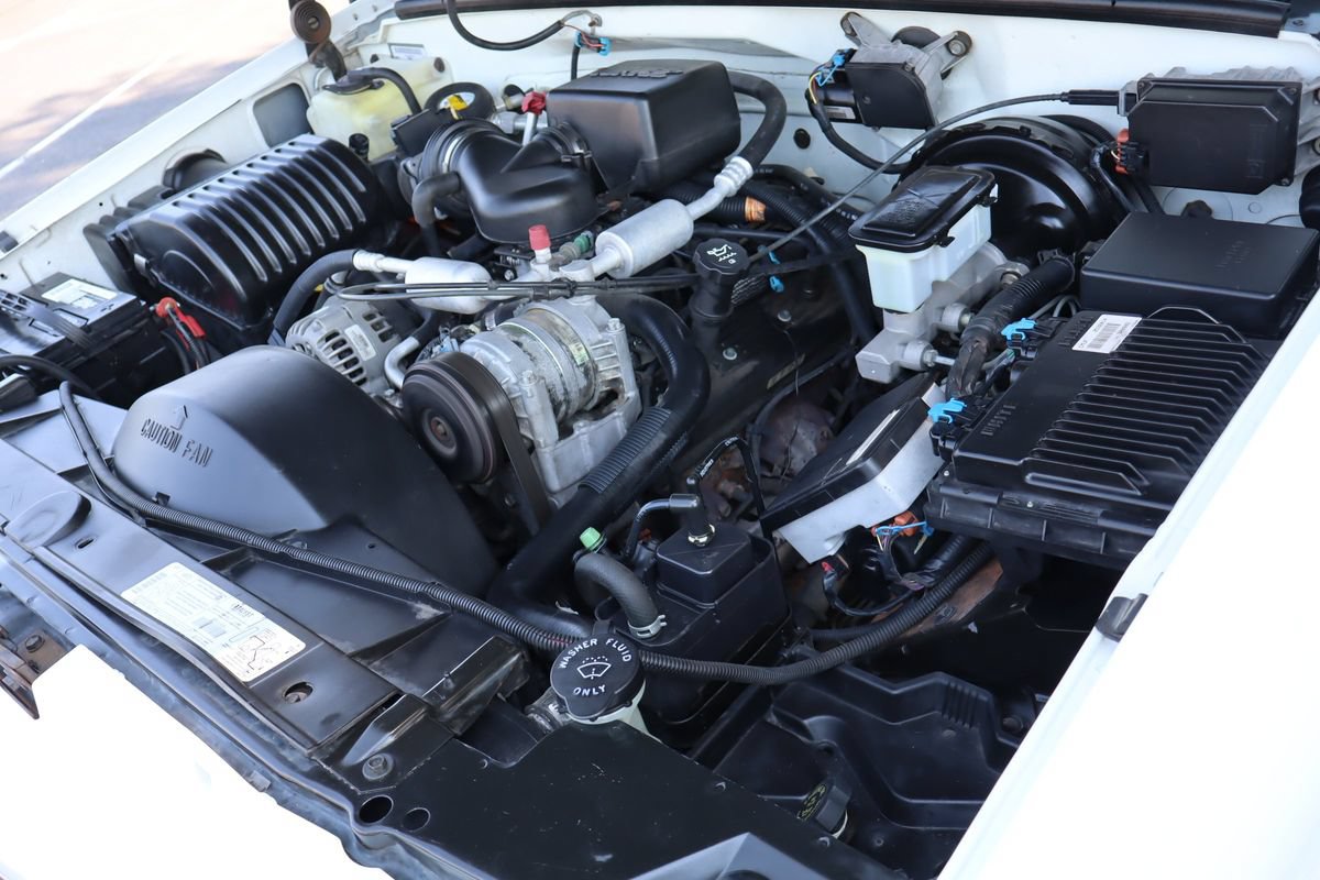 Used 1999 GMC Suburban 4WD w/ Convenience Group image 44