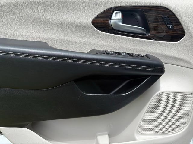 Used 2023 Chrysler Pacifica Limited FWD image 25