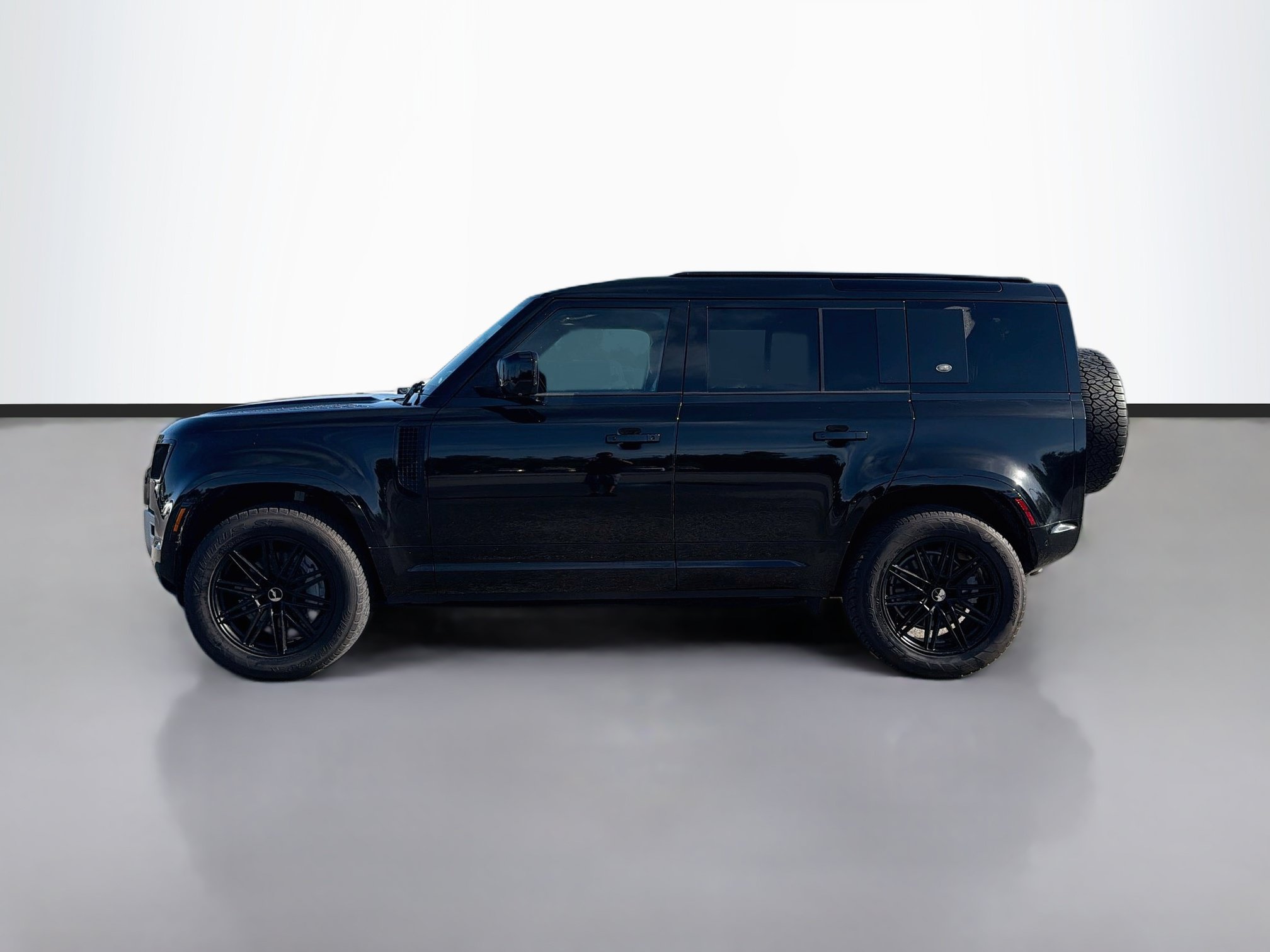 Used 2022 Land Rover Defender 110 XS Edition AWD/4WD image 2