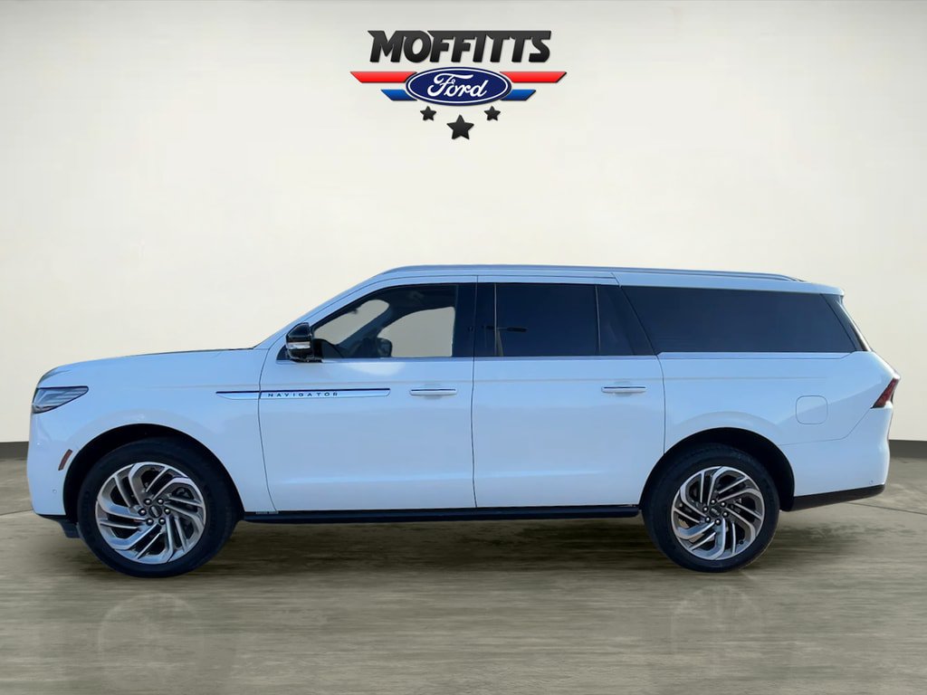 Used 2025 Lincoln Navigator L Reserve AWD/4WD image 2