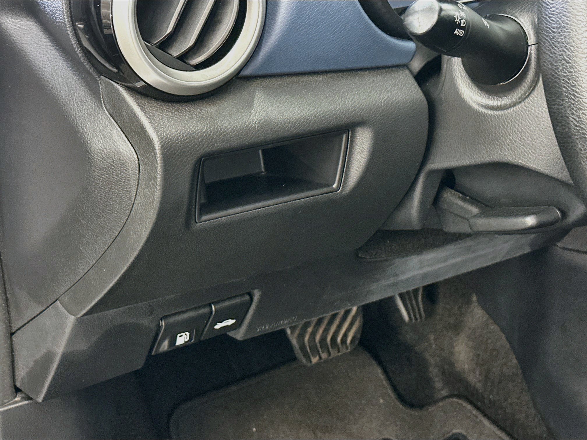 Used 2025 Nissan Versa SV FWD image 17