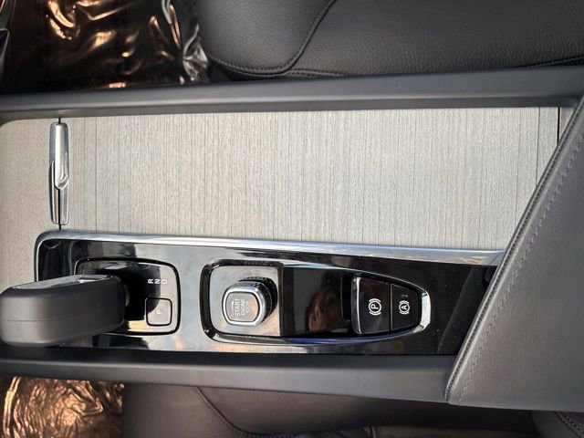 Used 2025 Volvo XC60 B5 Plus AWD/4WD image 28