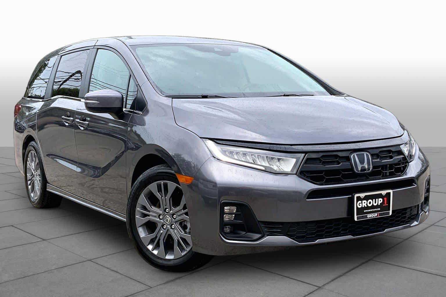 Used 2025 Honda Odyssey Touring image 3
